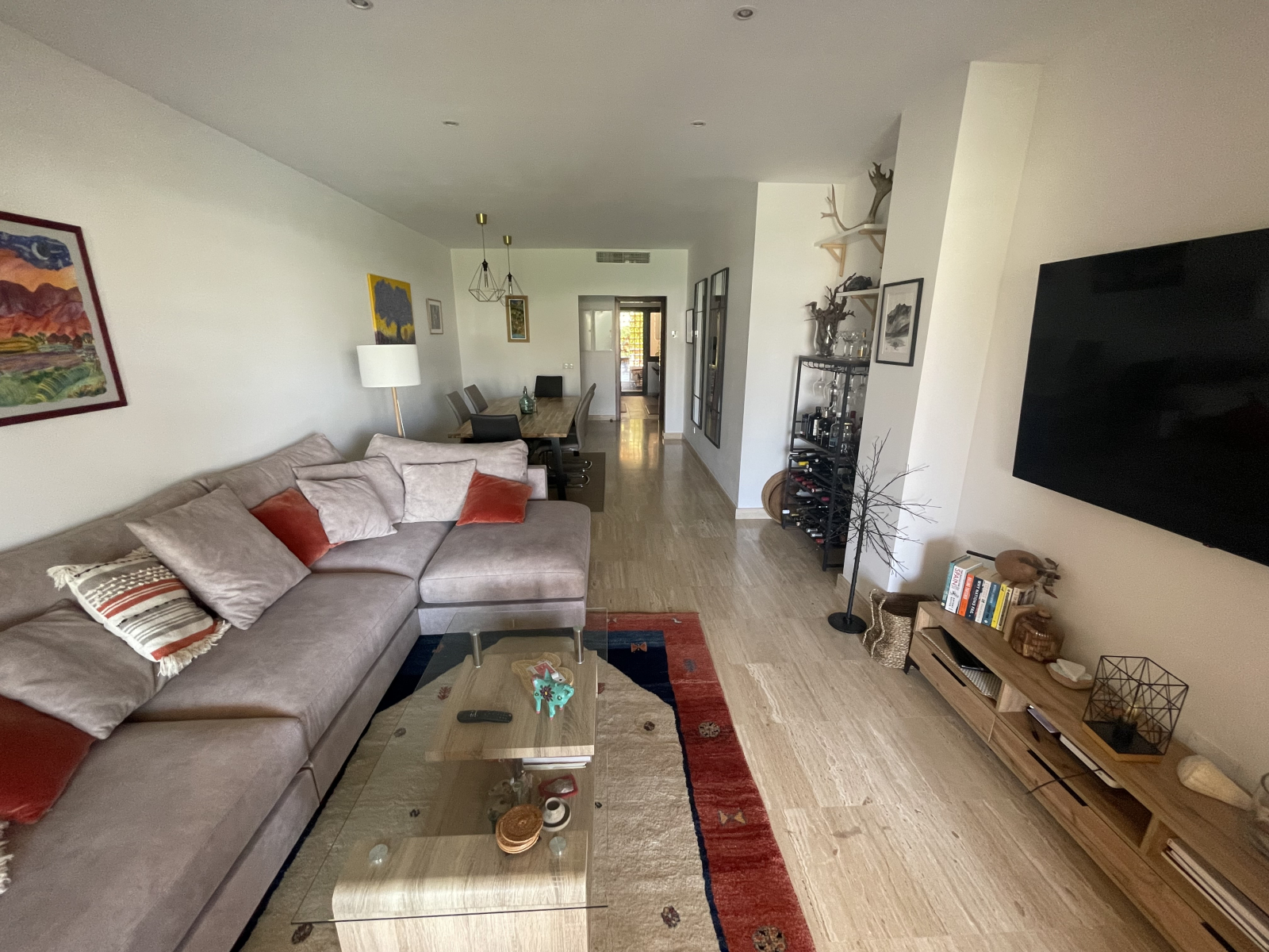Woonkamer met grote HDTV (ook aan de muur gemonteerde tv's in beide slaapkamers)