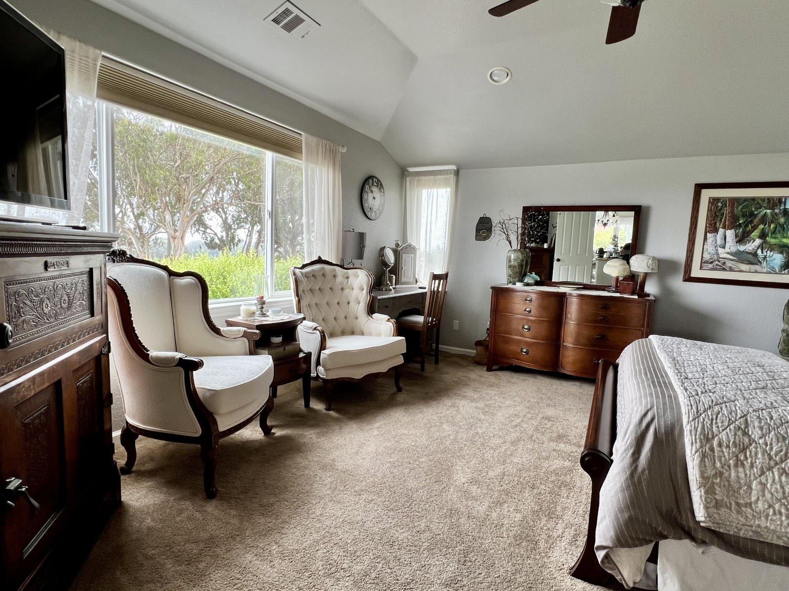 Master Bedroom with tempurpedic queen bed.