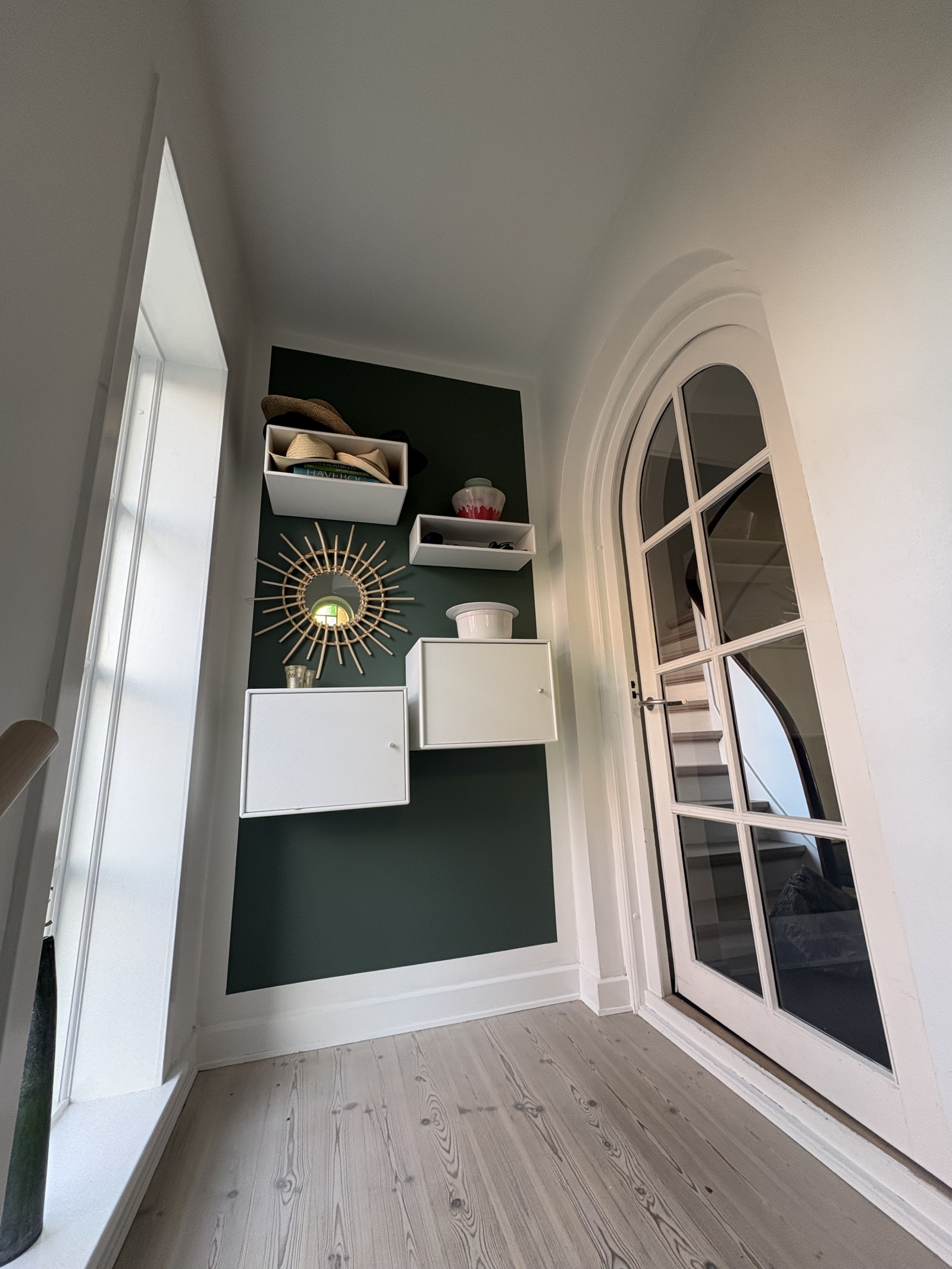 Entré with space for shoes and clothing.