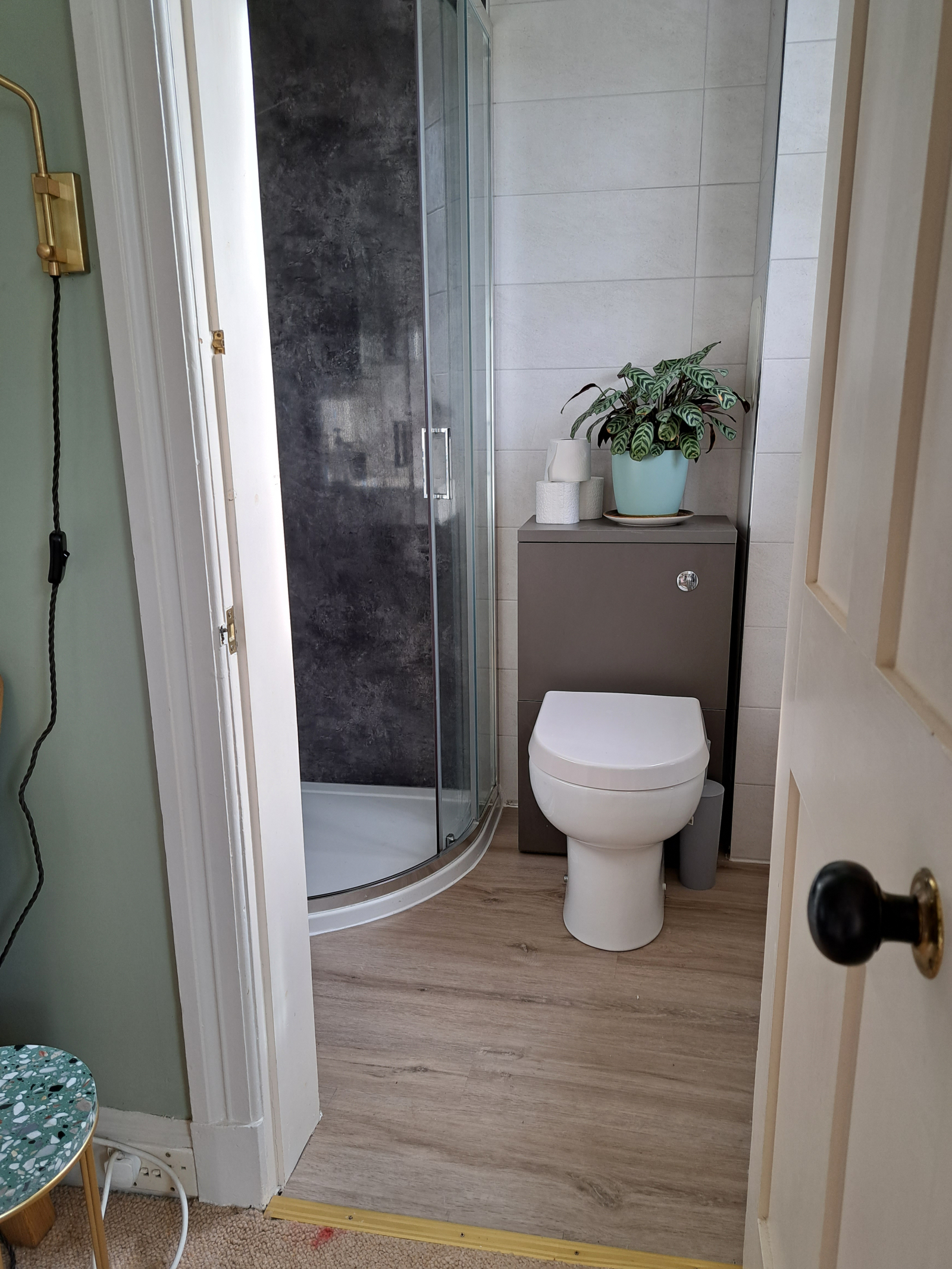 De kleine badkamer met eigen badkamer is verbonden aan de tweede slaapkamer