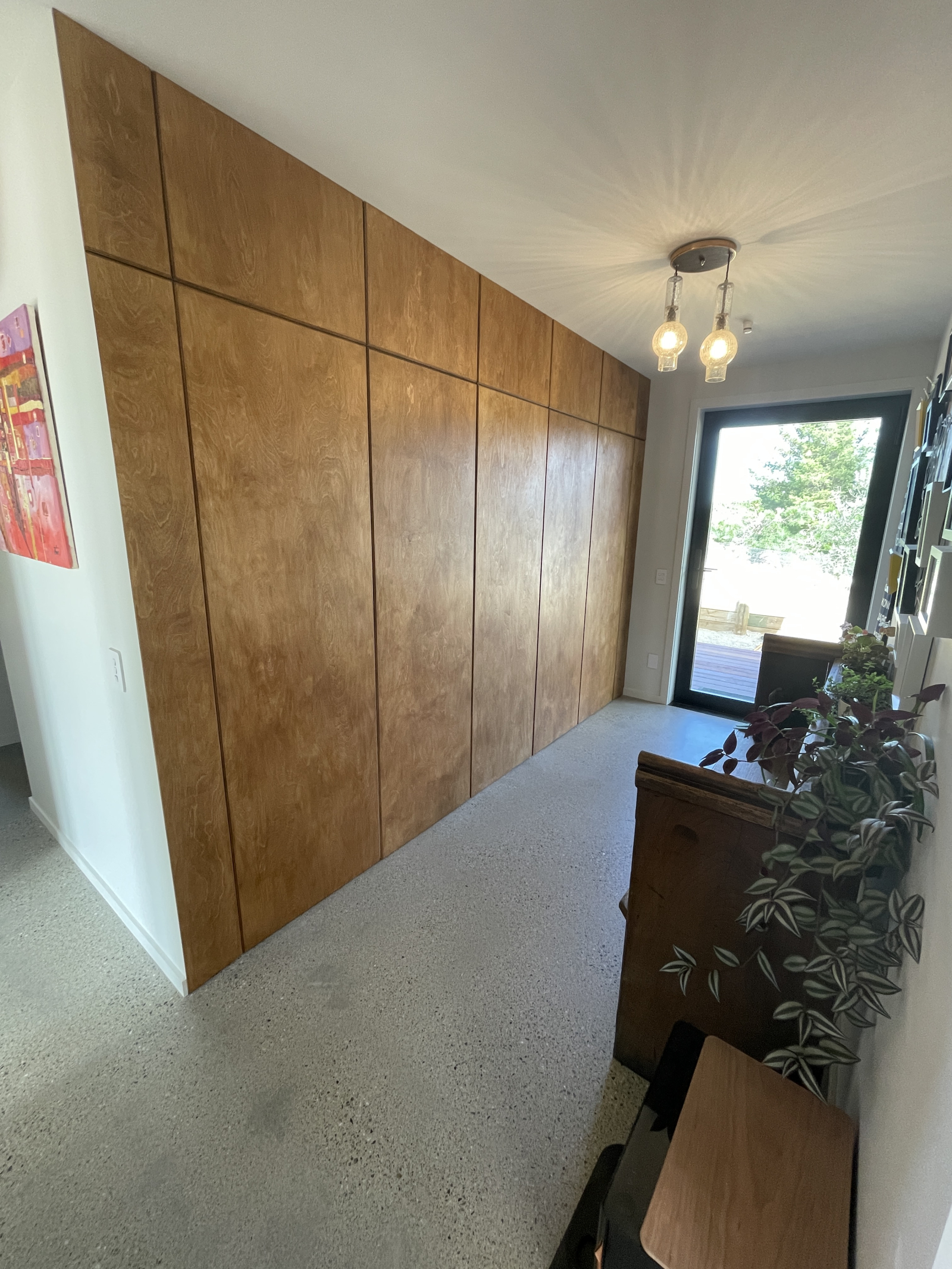 Wir haben gerade die Vertäfelung fertiggestellt, die den Flur, den Schrank und die Wäscherei geschic ...