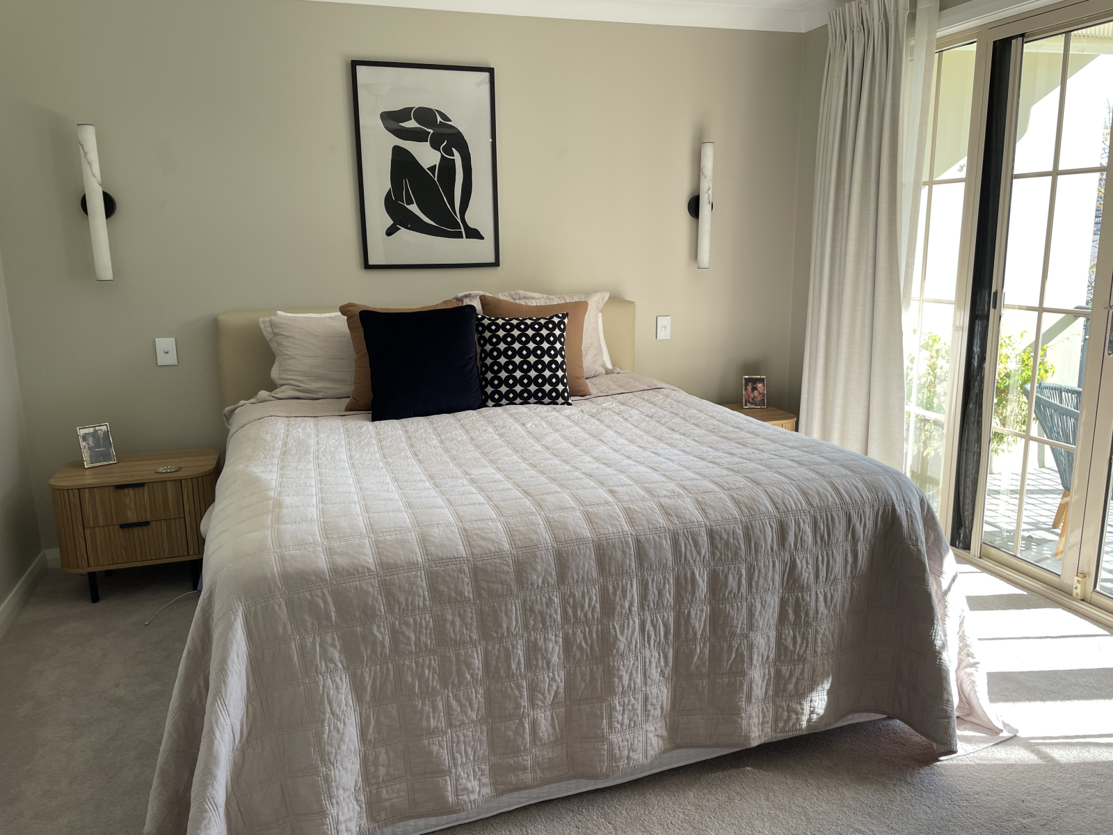 Hoofdbed met kingsize bed en uitzicht op het park