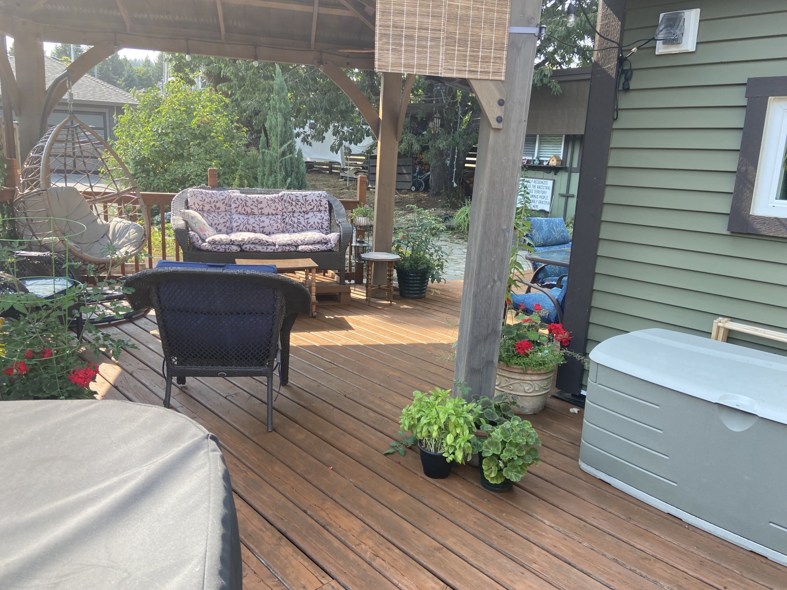 Patio exterior con jacuzzi y barbacoa