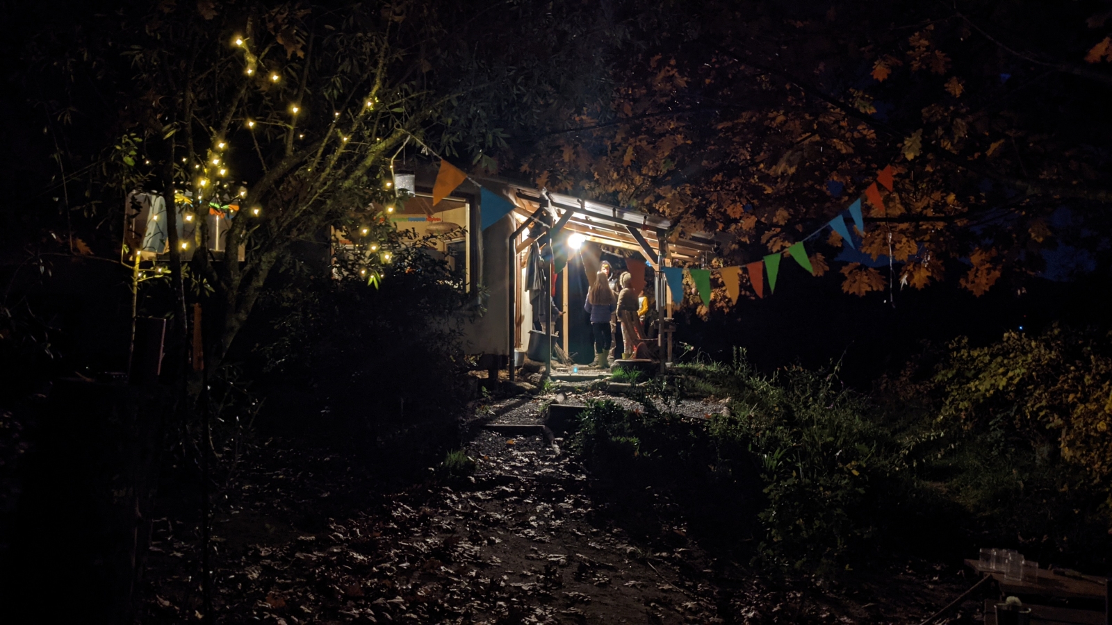 Eco-huis genesteld tussen de bomen