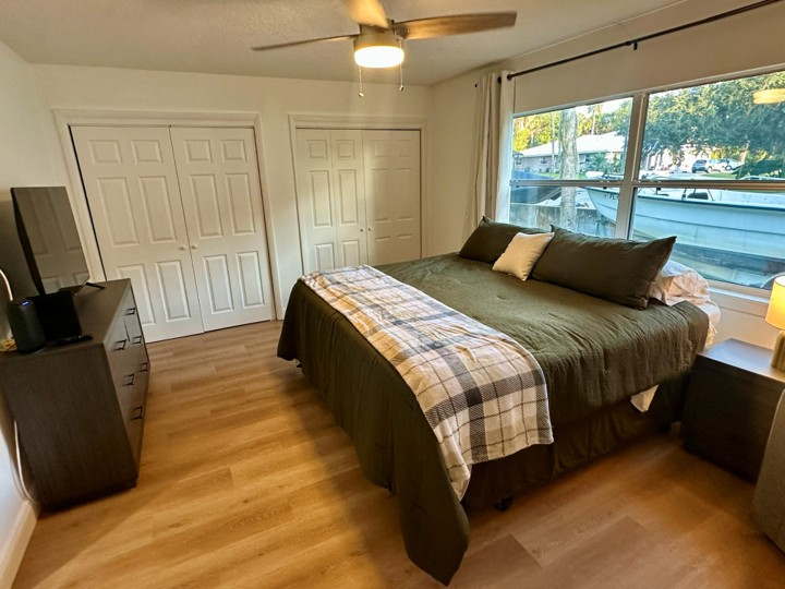 La chambre principale est TELLEMENT paisible. Le lit est grand nombre King et en mousse à mémoire de ...