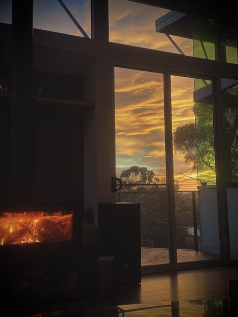 Belle maison rénovée de style Mid-Century Modern, près de la ville et de la nature sauvage