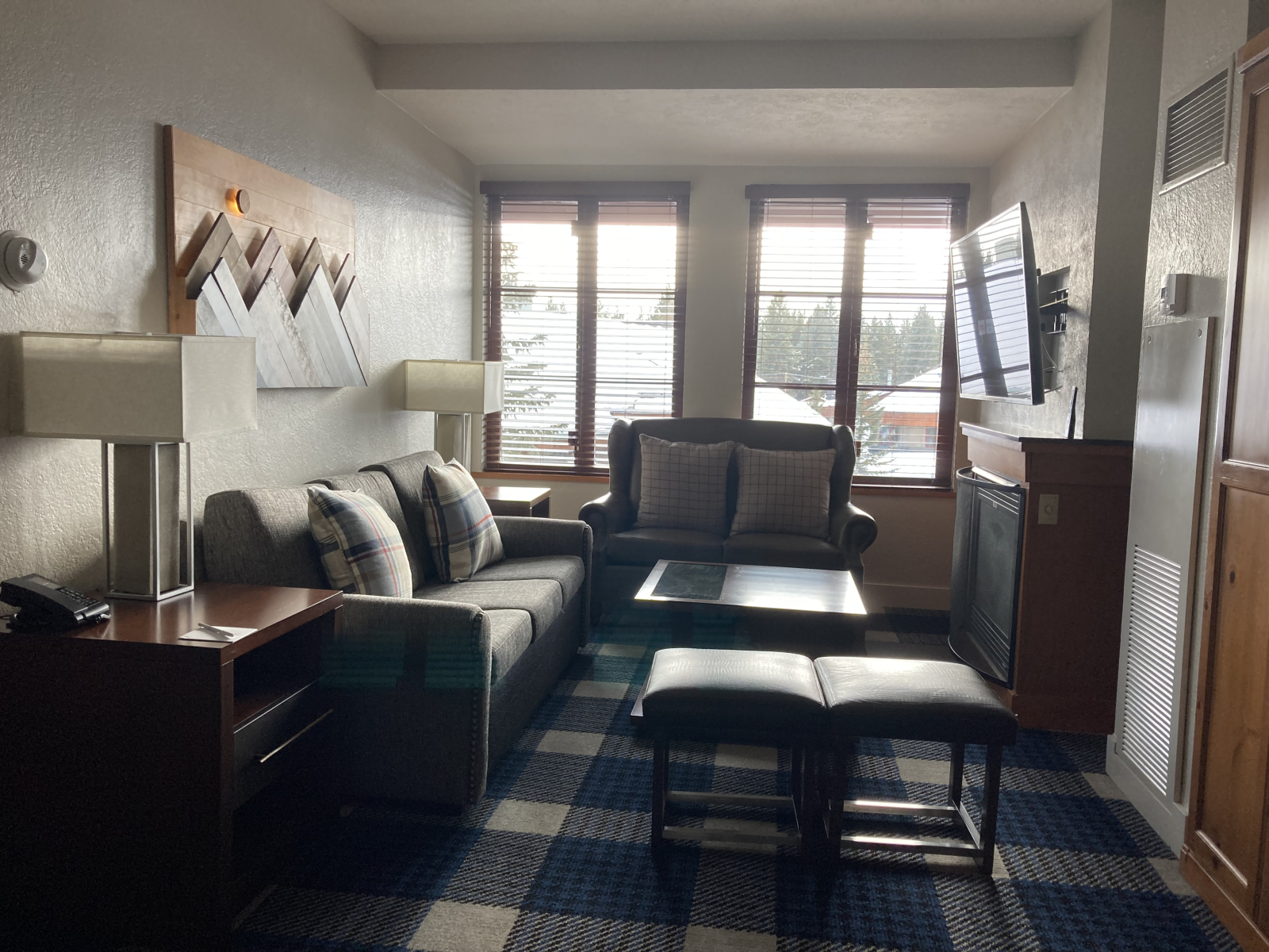 Living area - queen-size sofa bed, TV, fireplace