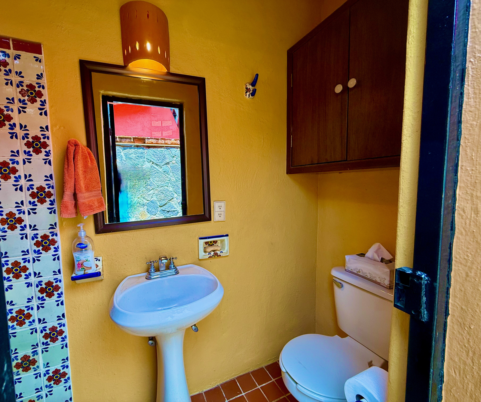 Banheiro completo exterior com chuveiro.