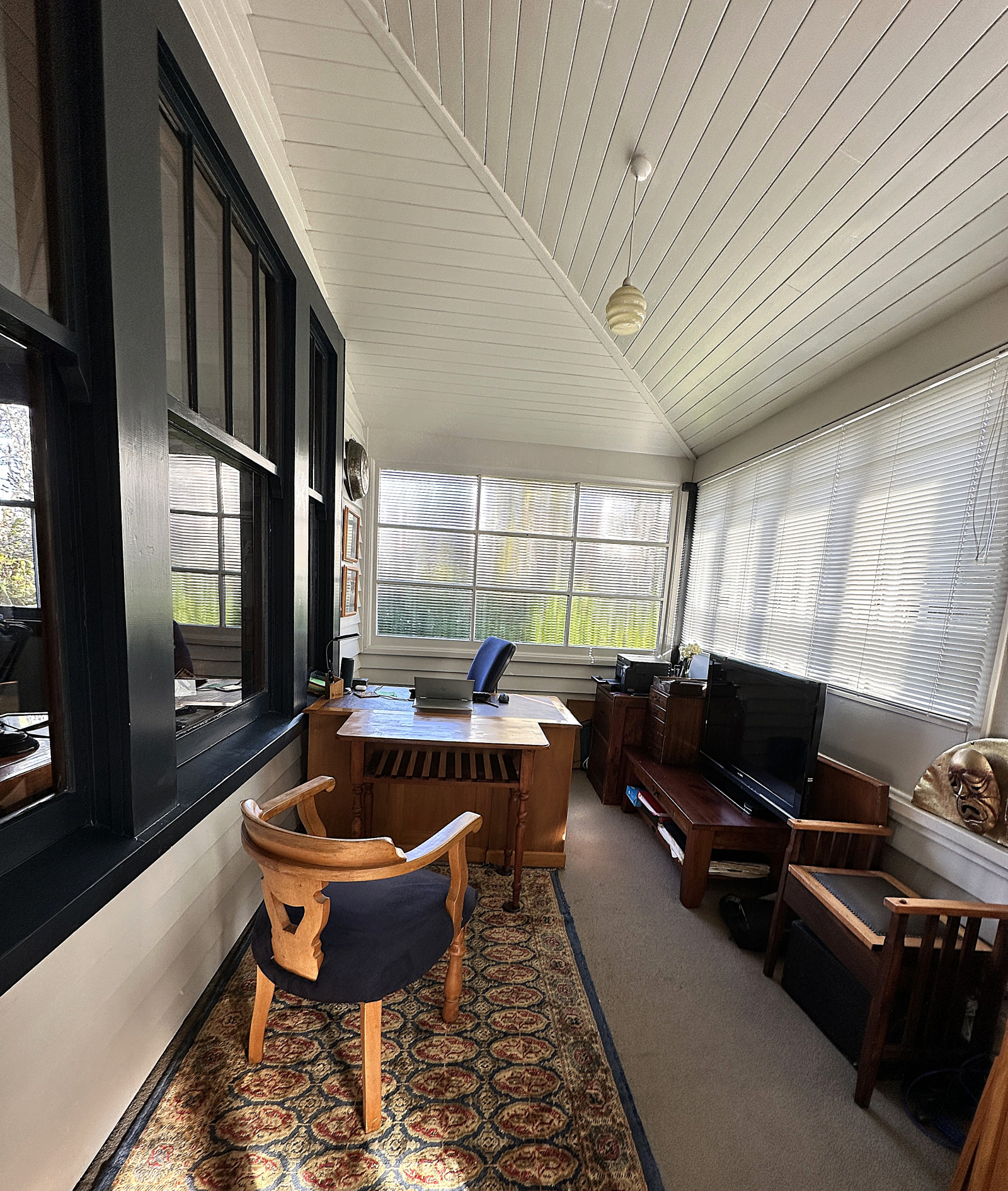 Um espaço de trabalho dedicado com vista para o jardim.