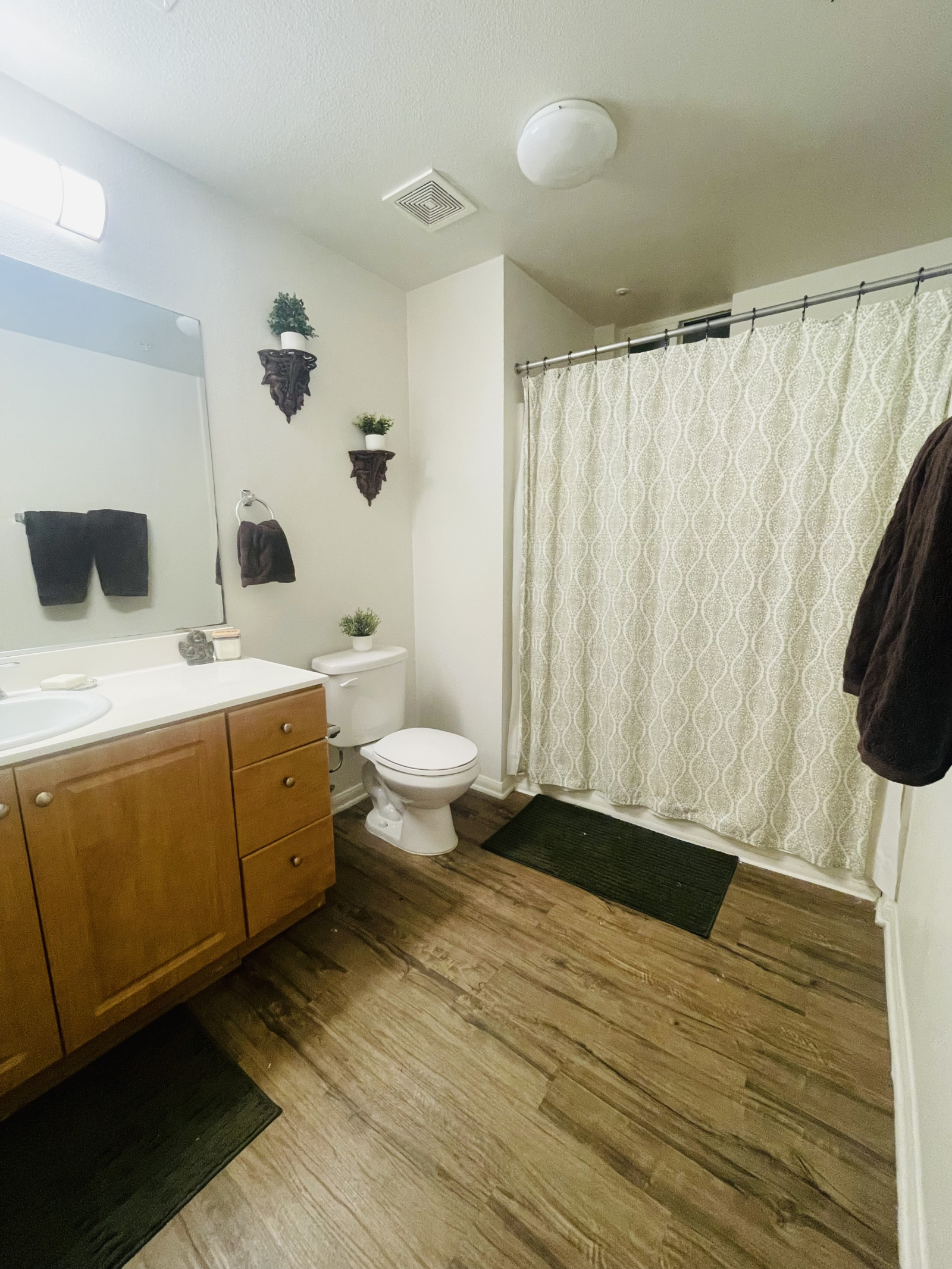 Dieses Badezimmer liegt den Schlafzimmern am nächsten und verfügt über eine Dusche über der Badewann ...