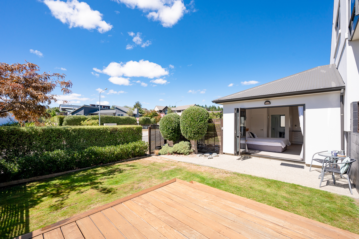 Hofgarten mit Rasen und Terrasse.