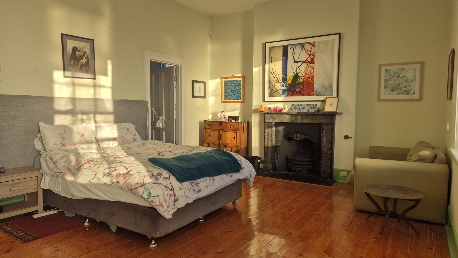 O quarto principal, localizado no andar superior. Cama que-size, lounge para dois lugares, roupão e banheiro privativo, chuveiro, banheira grande e vaso sanitário. Vistas maravilhosas para o Rio Derwent.