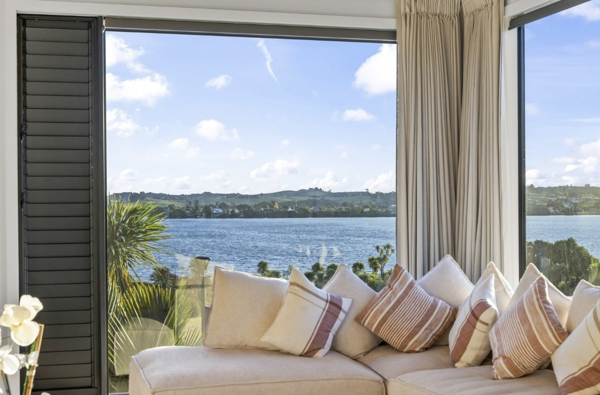 Living room (photo to be updated).