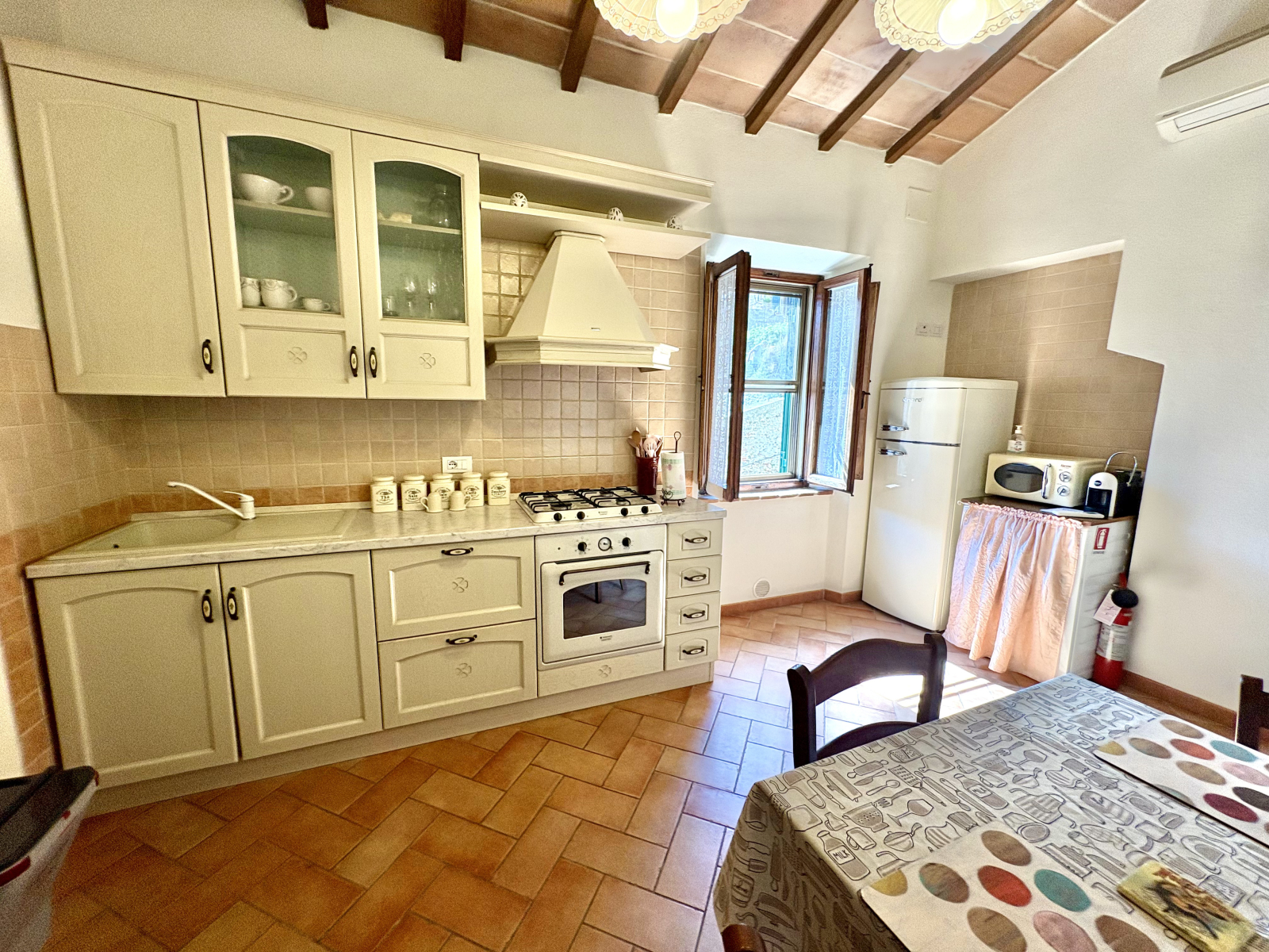 Gezellig huisje in een middeleeuws dorp op een heuvel in Toscane