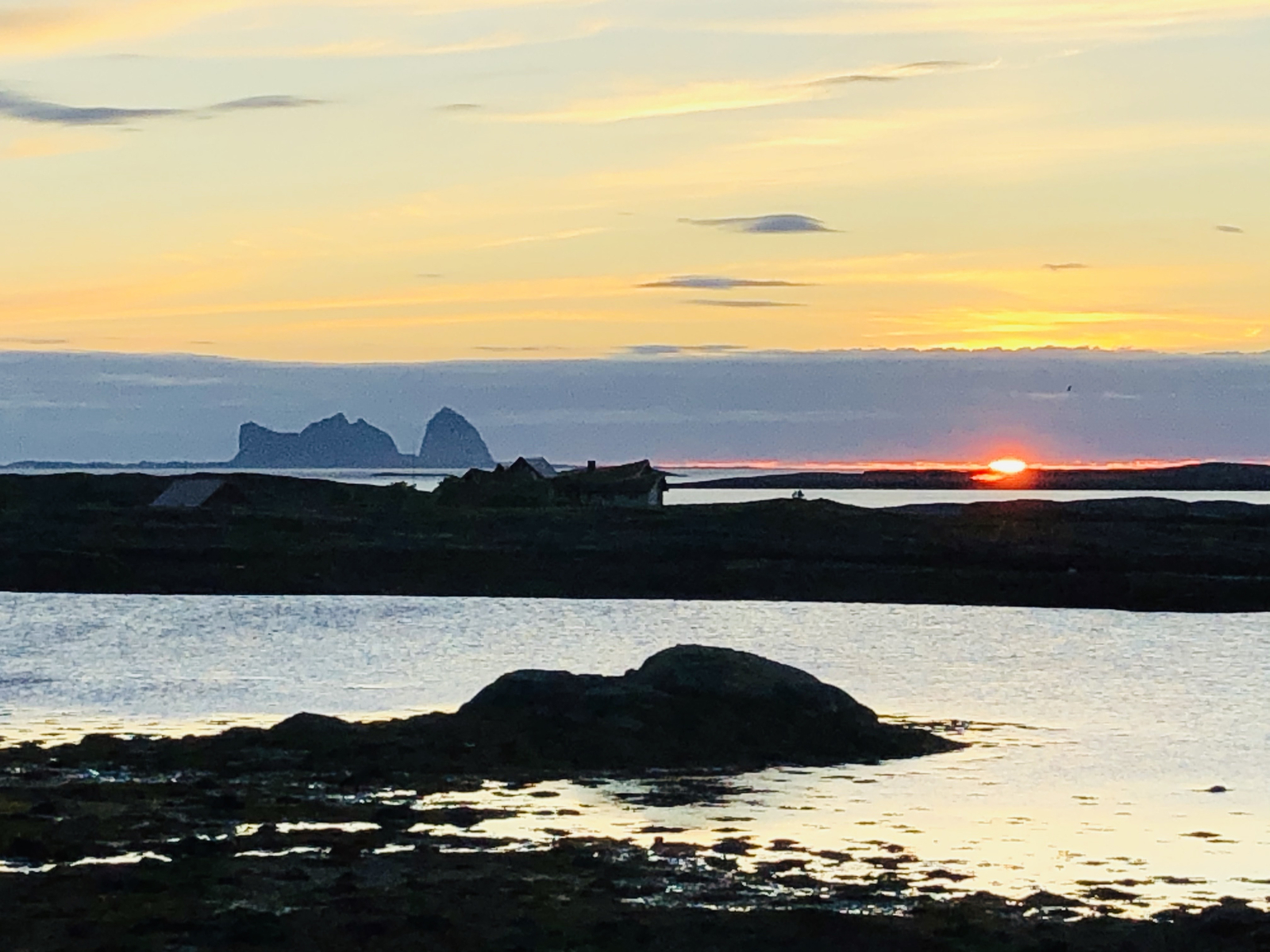 Vista da ilha de Træna de Lovund. O barco para as ilhas na costa de Helgeland parte de Stokkvågen, a ...