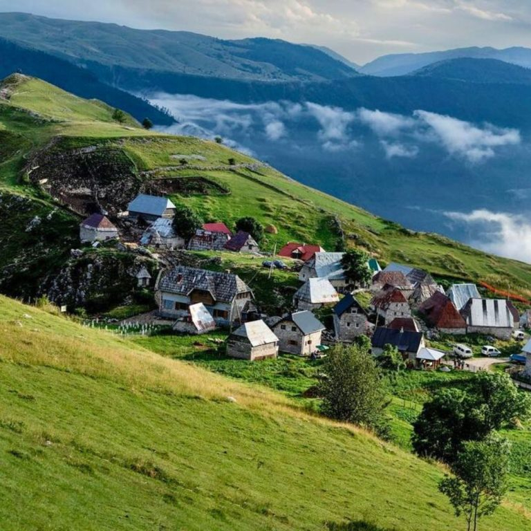 Lukomir is een van de meest pittoreske en historisch rijke dorpen in Bosnië en Herzegovina! Gelegen ...