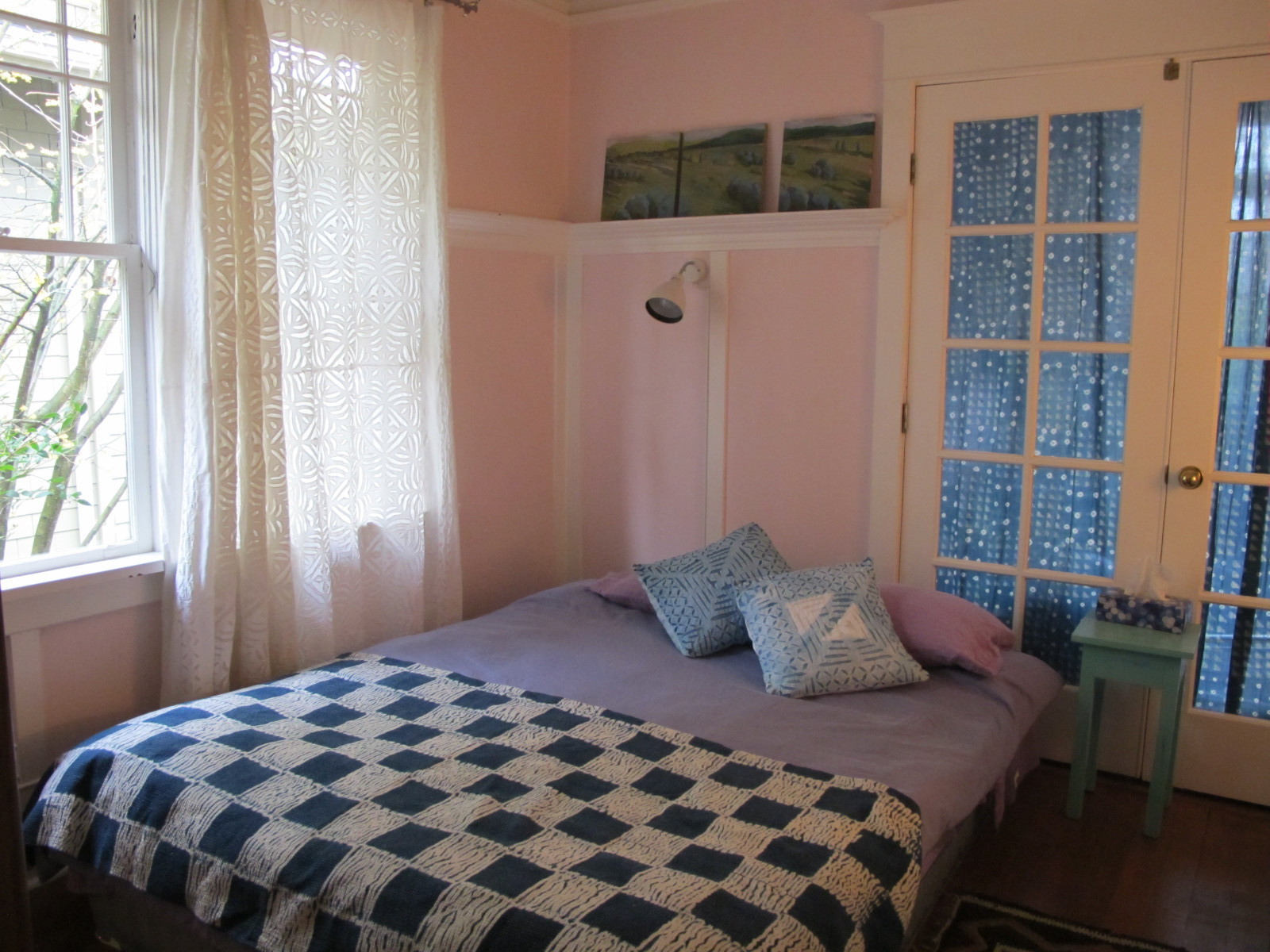 Zweites Schlafzimmer mit Queensize-Bett