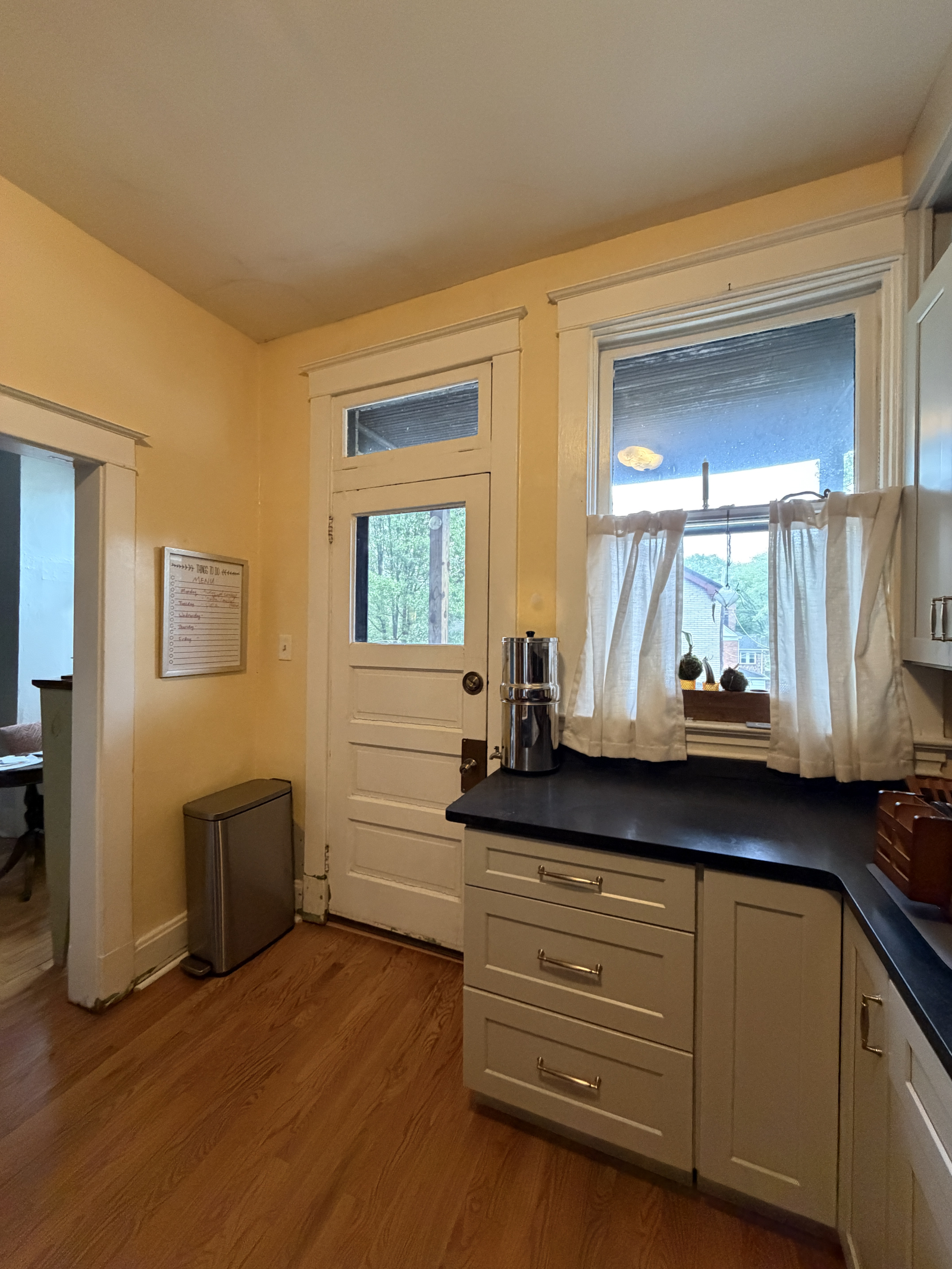 Questa è la nostra cucina e la porta sul terrazzo sul retro. La cucina ha tutto ciò di cui hai bisogno durante il soggiorno. Stiamo restaurando la nostra casa e la cucina è ancora in fase di sviluppo. Stiamo quasi finendo la ristrutturazione della cucina!