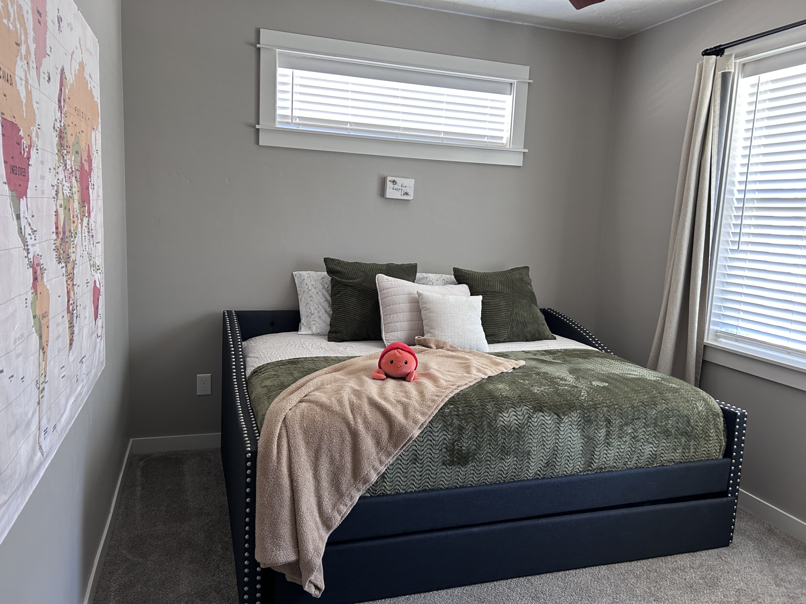 Letto matrimoniale (nuovo 12/23) con un tappetino estraibile a grandezza naturale sotto. Abbiamo anc ...