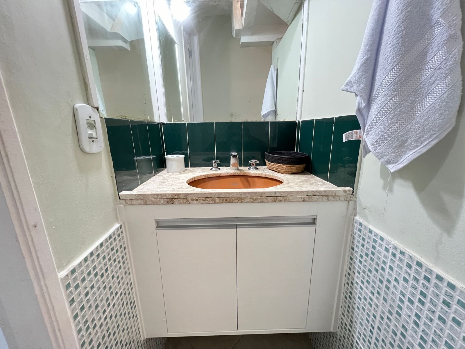 Banheiro no andar de baixo + chuveiro