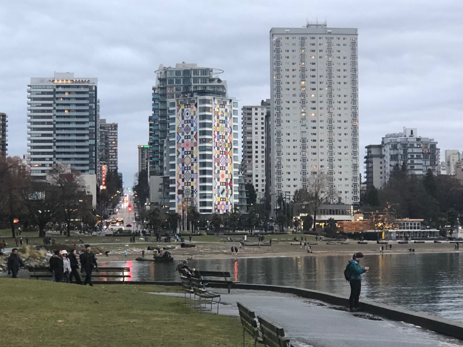 English Bay Beach, a 20 minutos a lo largo del malecón del condominio. ¡Muy concurrido y vibrante du ...