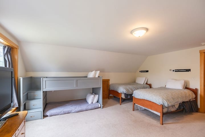 Family home in the Maine mountains, with direct access to trails, walk to Bethel, and 10 min to Sunday River!