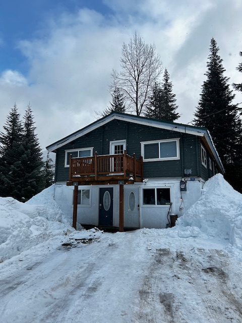 Vue de notre chalet depuis l’allée. Des tonnes de stationnement hors rue pour les clients.