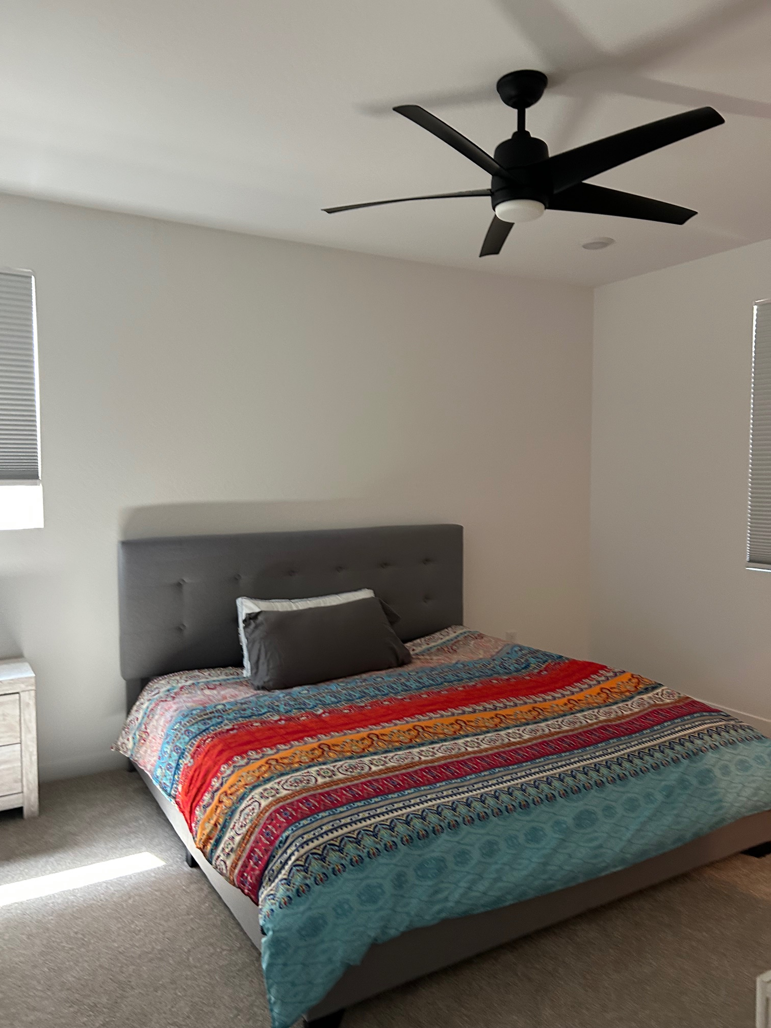 Dormitorio en la planta baja con cama King y baño adjunto