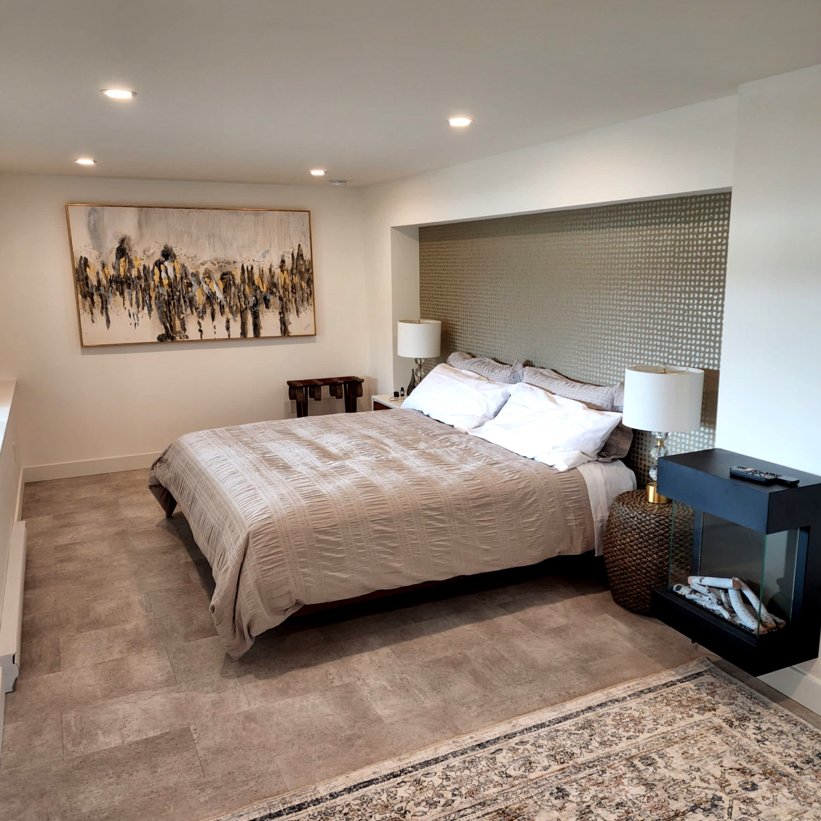 Le lit King confortable fait face à des fenêtres qui donnent sur l'océan Pacifique.