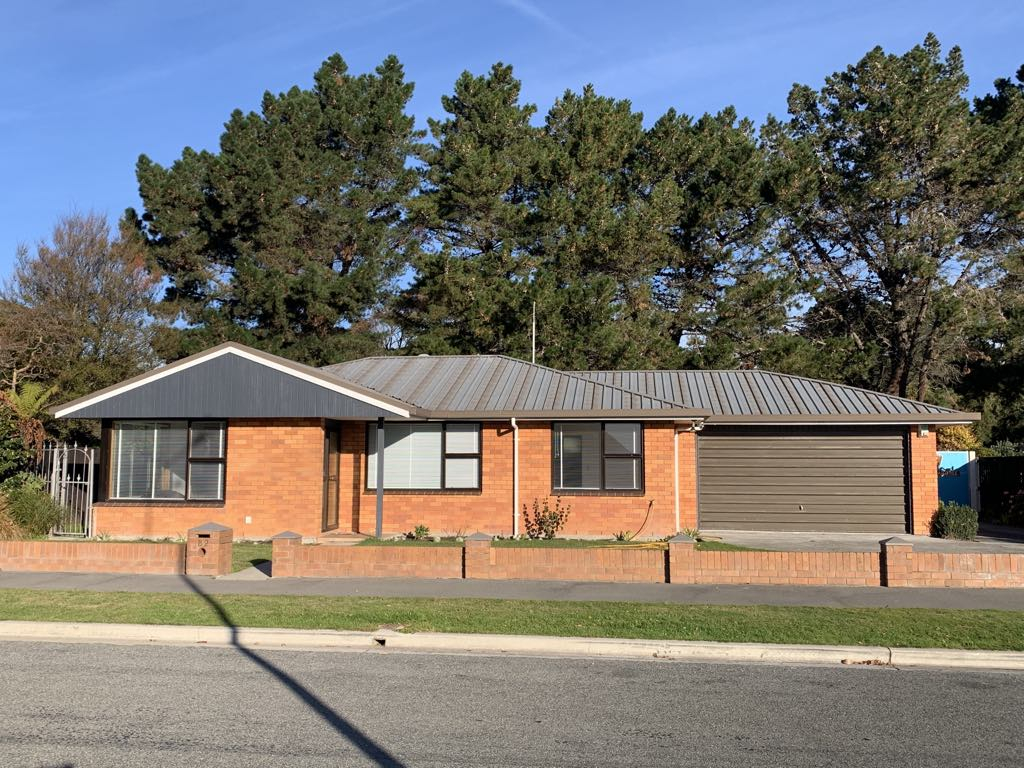 All day sunshine, stand alone, secure home on the back of a golf course