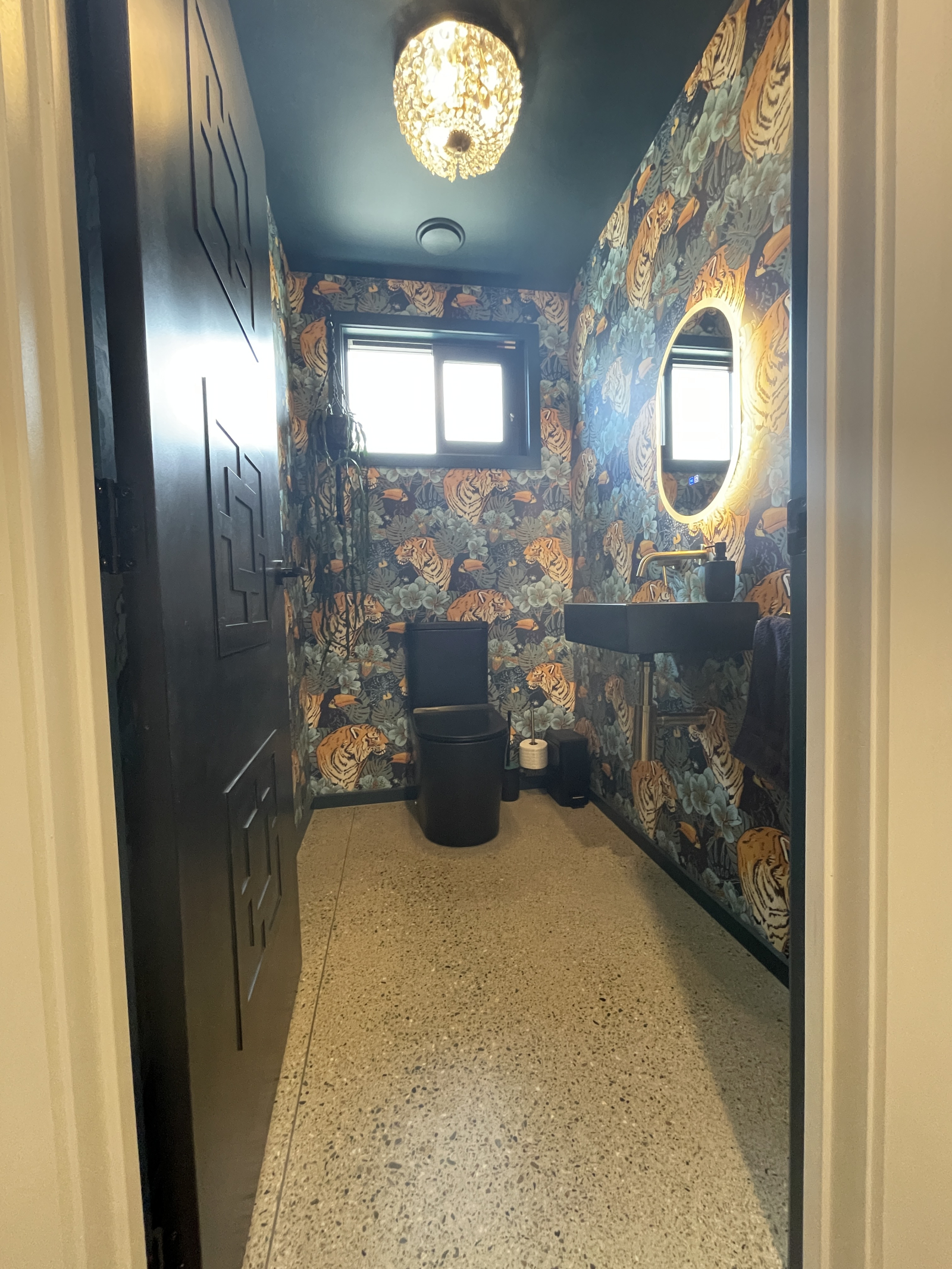 Unsere Bling-Toilette. Eine Anspielung auf eine unserer Lieblingsserien und etwas Unerwartetes.