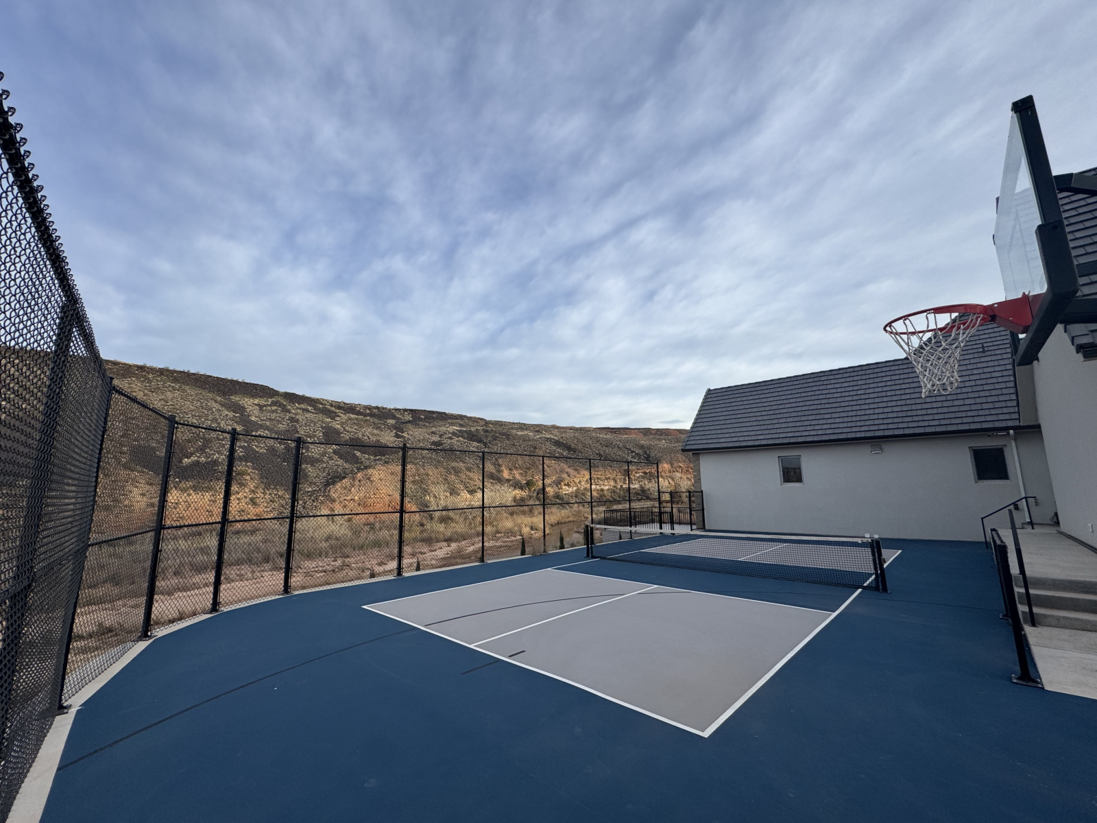 Terrain de pickleball sur place ! Un panier de basket à une extrémité du terrain. Balles et raquette ...