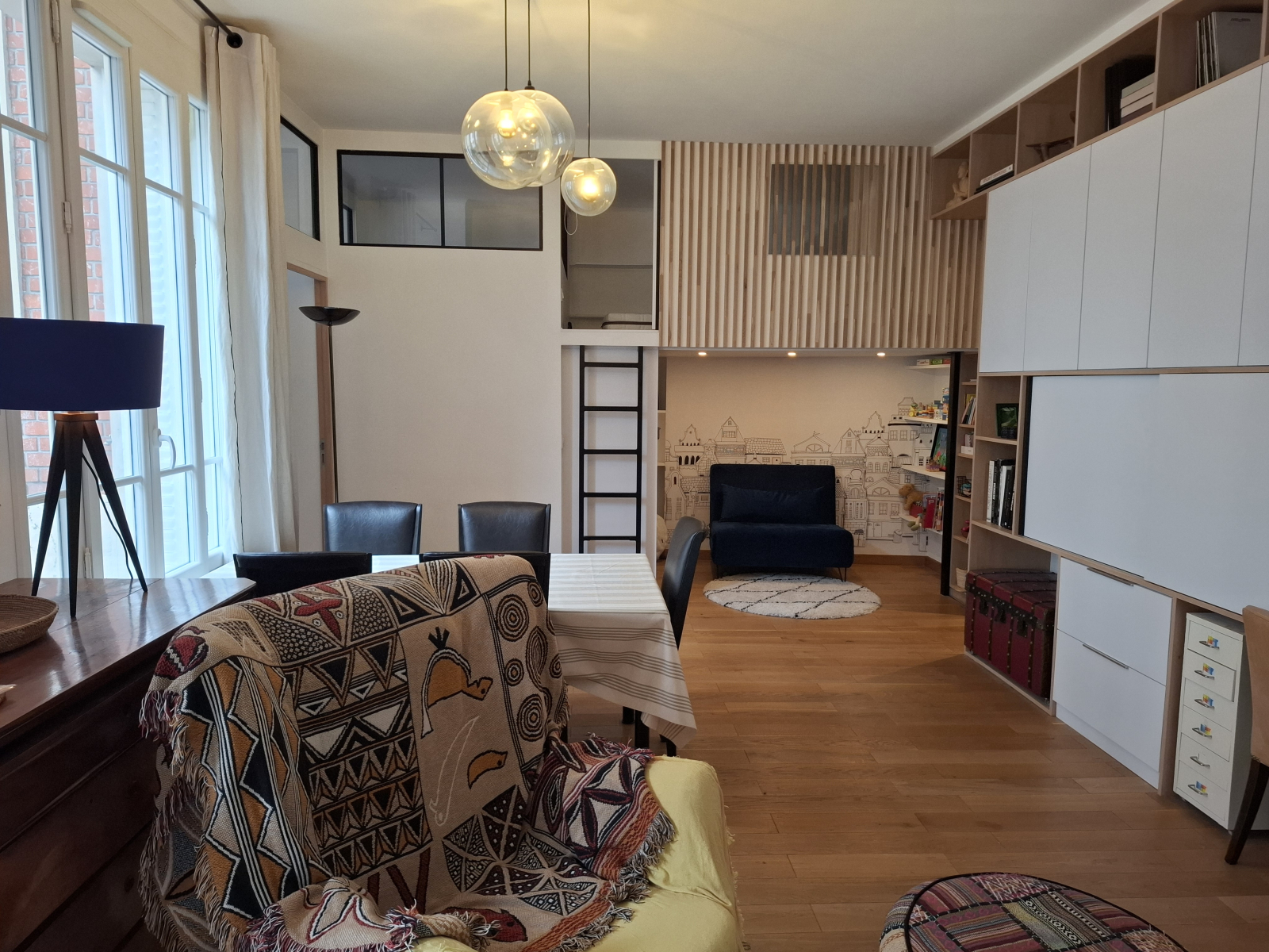 Ampio soggiorno con pavimenti in legno e soppalco con zone notte al piano superiore (un letto) e al ...