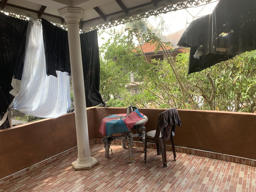 O terraço com vista para minha estrada, eu tinha cortinas longas, mas as tempestades e o ciclone rec ...