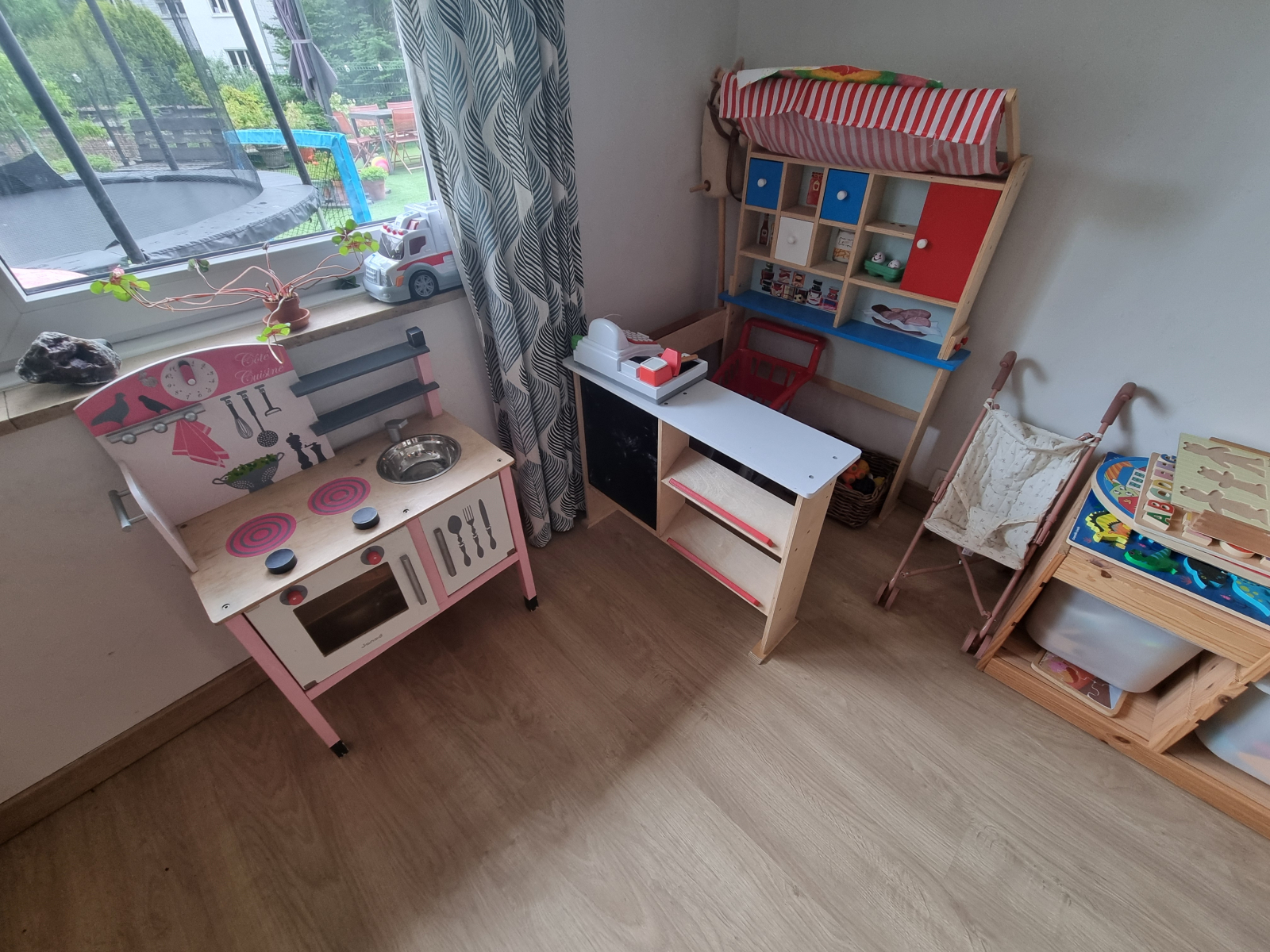 Habitación para niños con literas.
Juega a la cocina y a la compra.