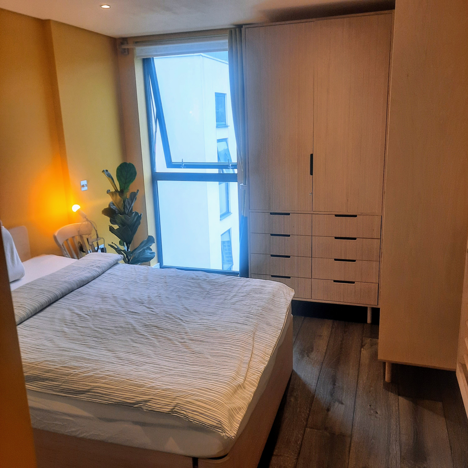 Quarto principal com cama queen size, colchão de alta qualidade (140 cm de largura) e cortinas black ...