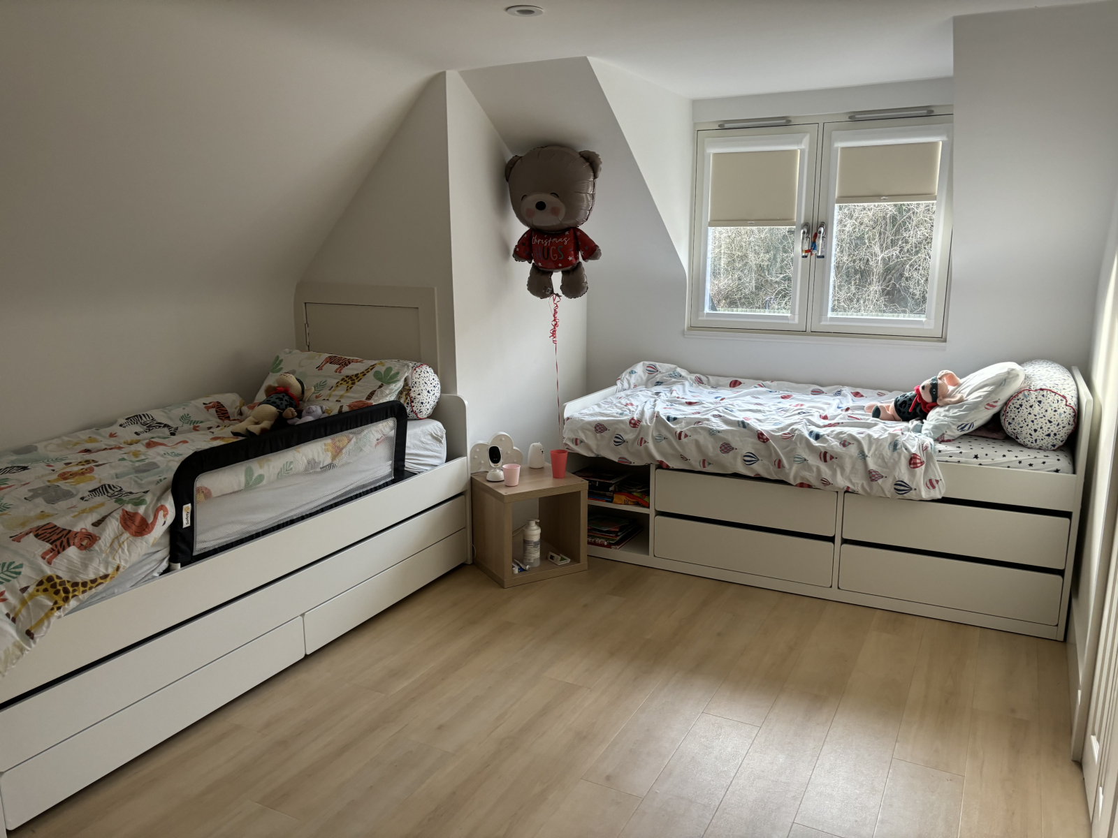 Dormitorio infantil en la segunda planta con dos camas individuales.