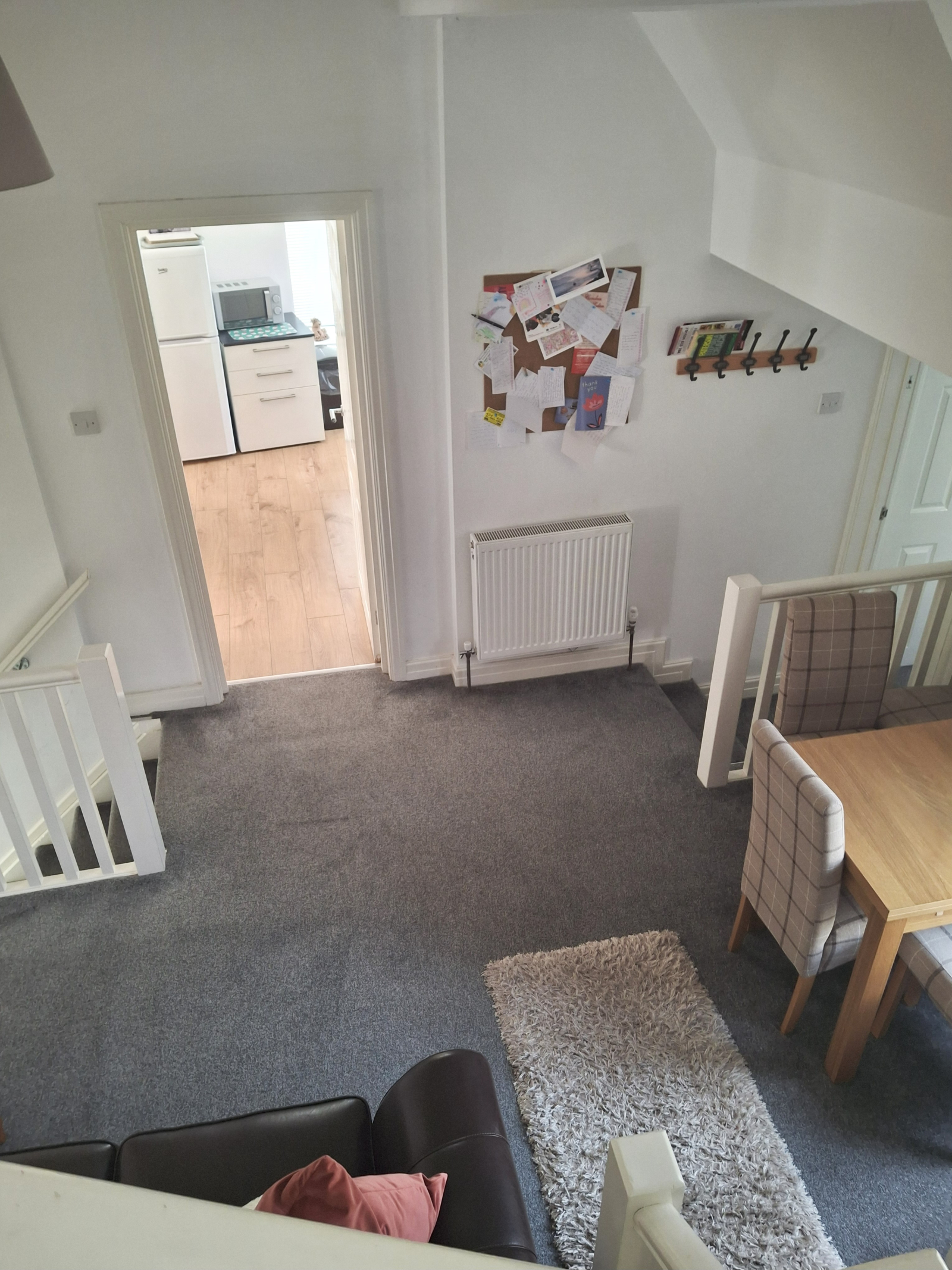 Patamar do 1º andar com mesa e sofá