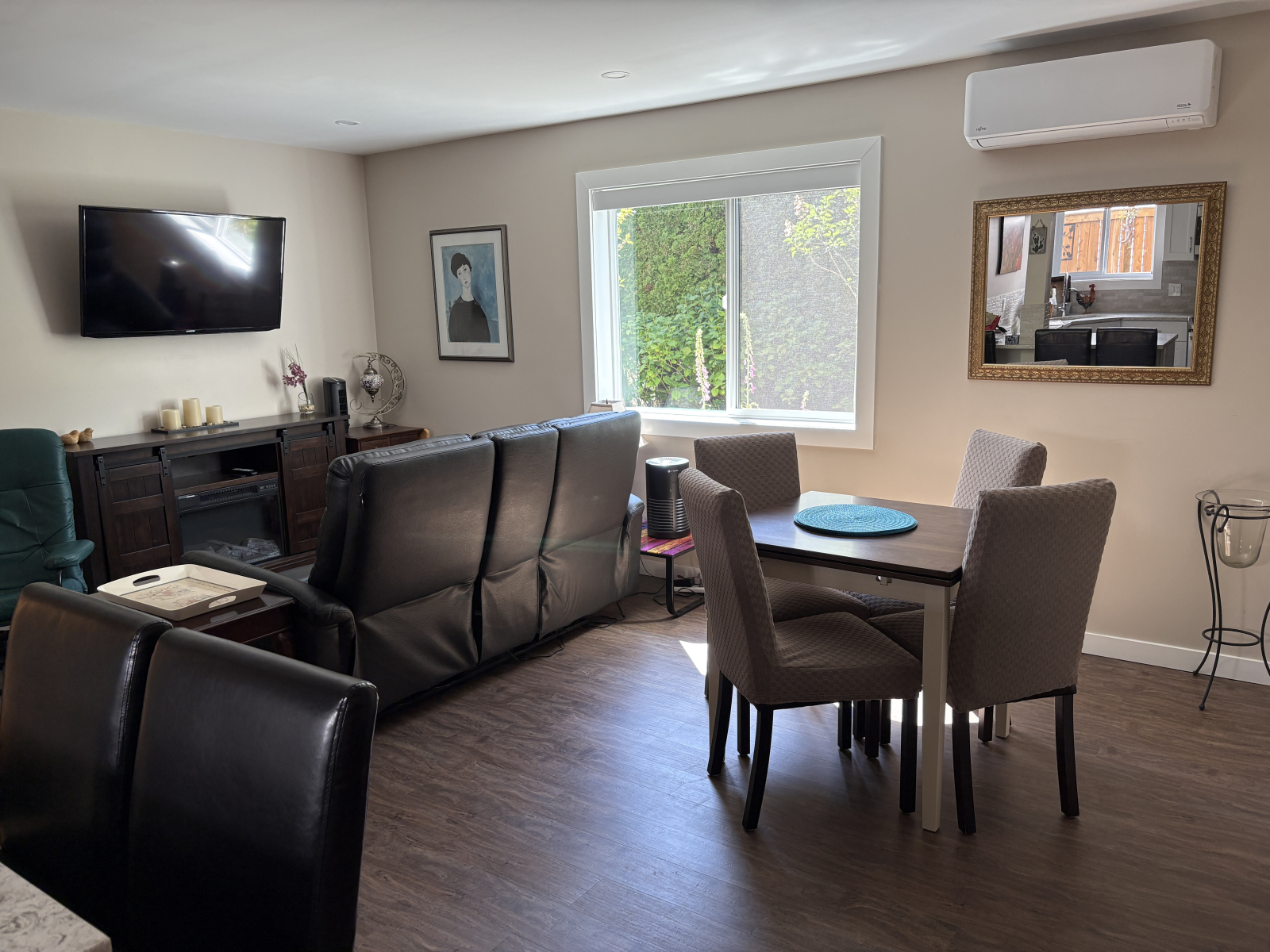 Suite Eet-/woonkamer. Mini split warmtewisselaar/AC met afstandsbediening.