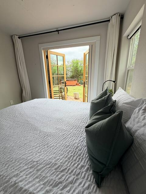 Arvada Olde town cabin feel home with hot tub and sauna.