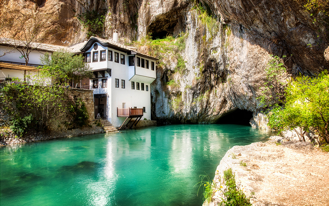 Blagaj Tekke, de bron van de Buna-rivier, ligt op een paar minuten afstand van Mostar, het mooie Bla ...