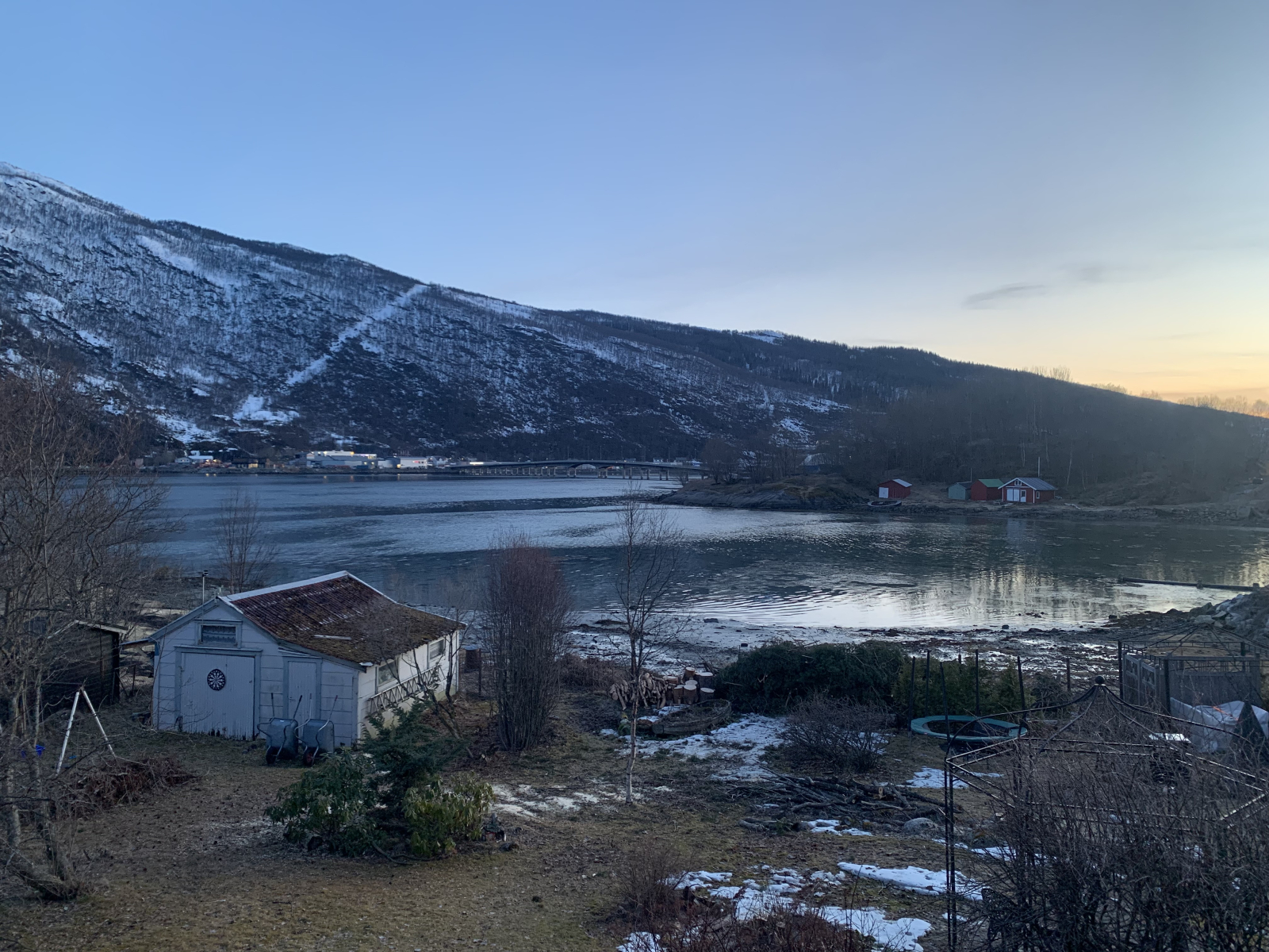 Casa de família norueguesa tranquila perto da natureza, no norte da Noruega.