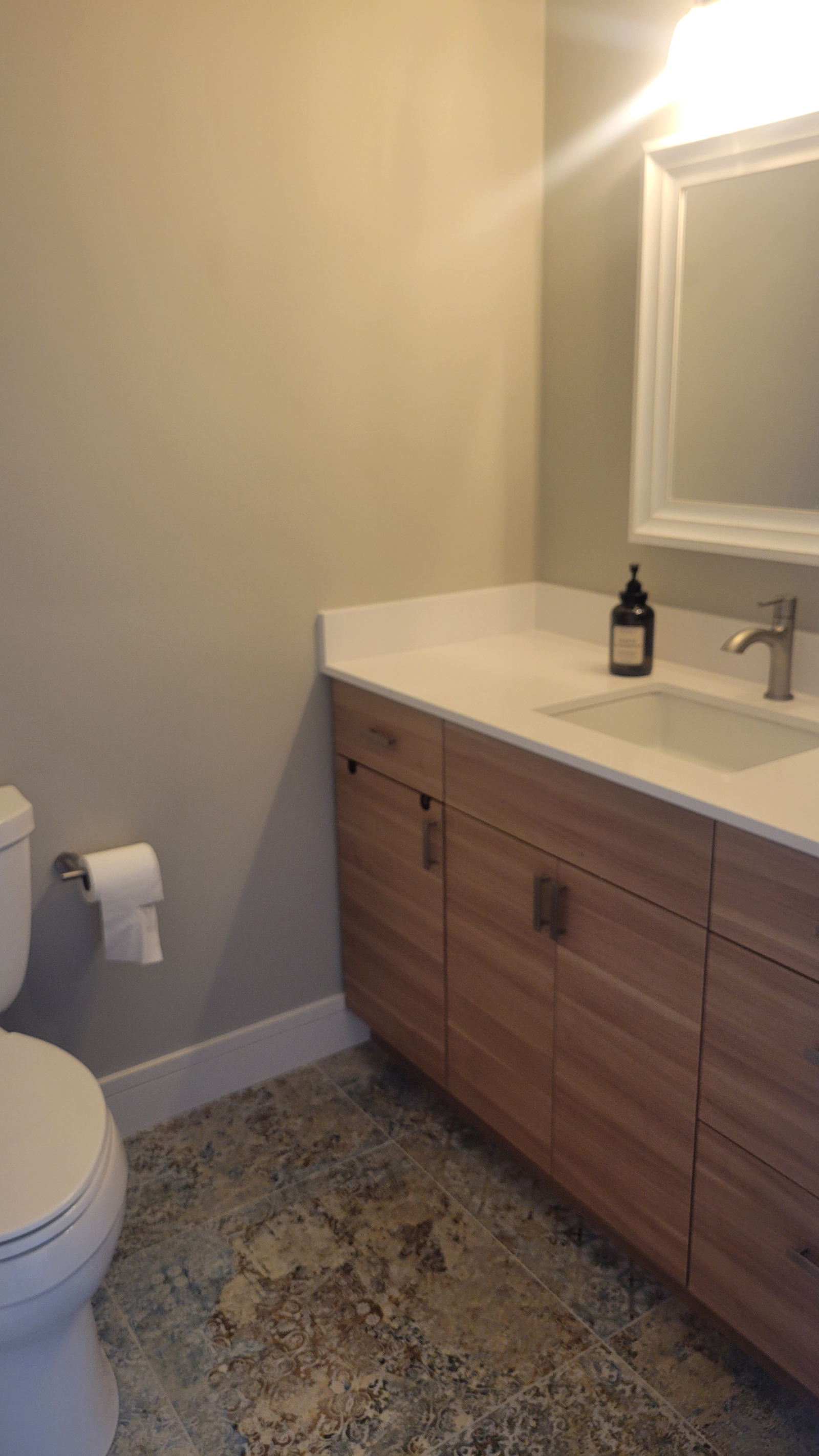 Una delle due foto del bagno della suite degli ospiti.