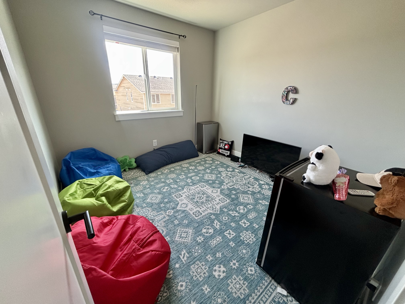 Terza camera da letto allestita come sala giochi con tv, Nintendo Switch e piccolo frigorifero. Qui non c'è letto, ma ci sono due materassi gonfiabili.