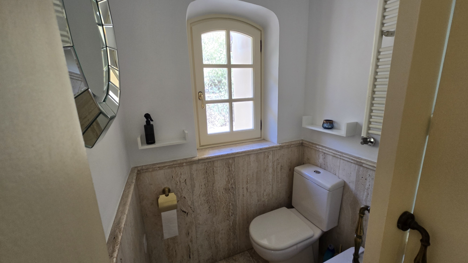 Separate loo off the bathroom