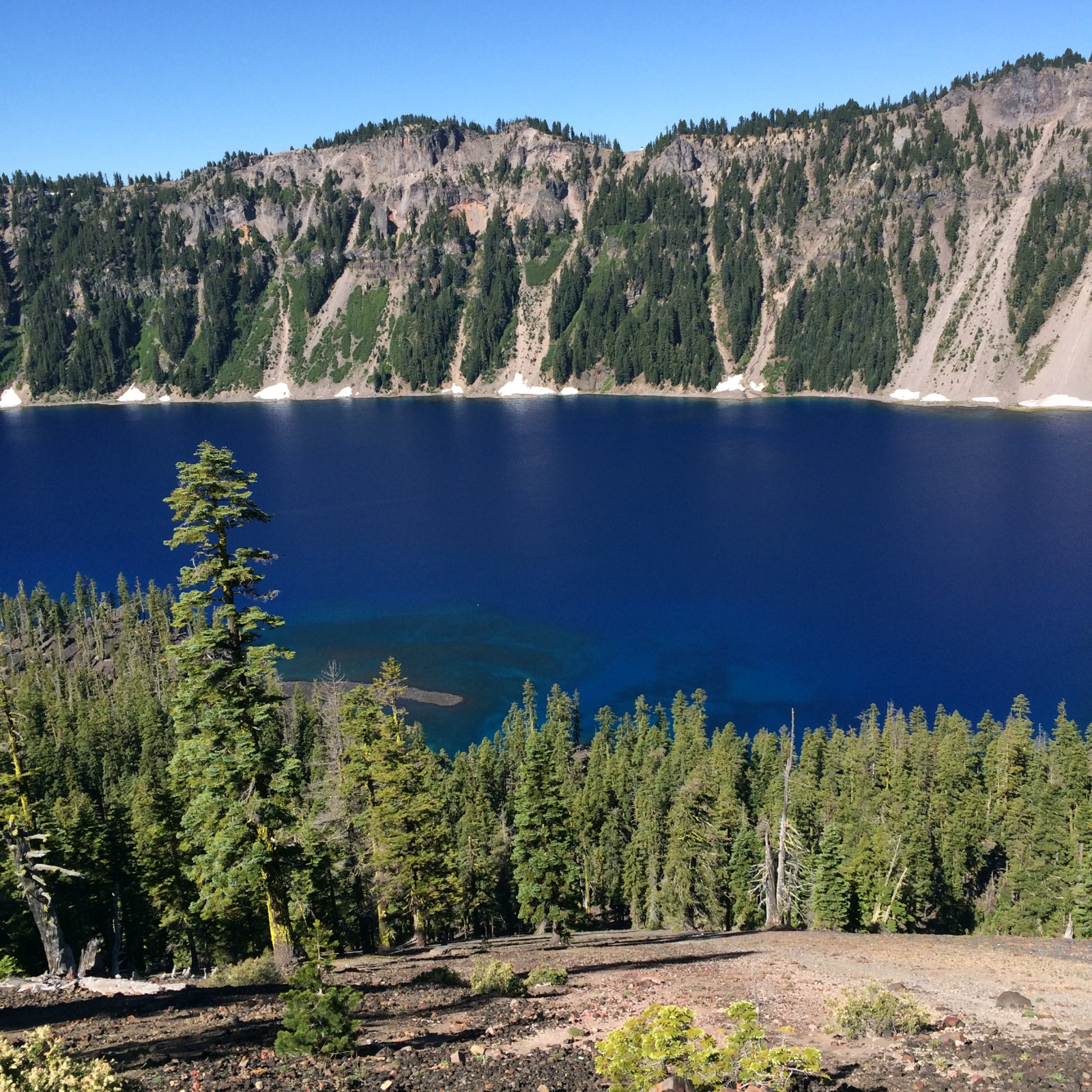 Crater Lake National Park ligt op 2,5 uur rijden van Bend.  Alle seizoenen een bezoek waard!!