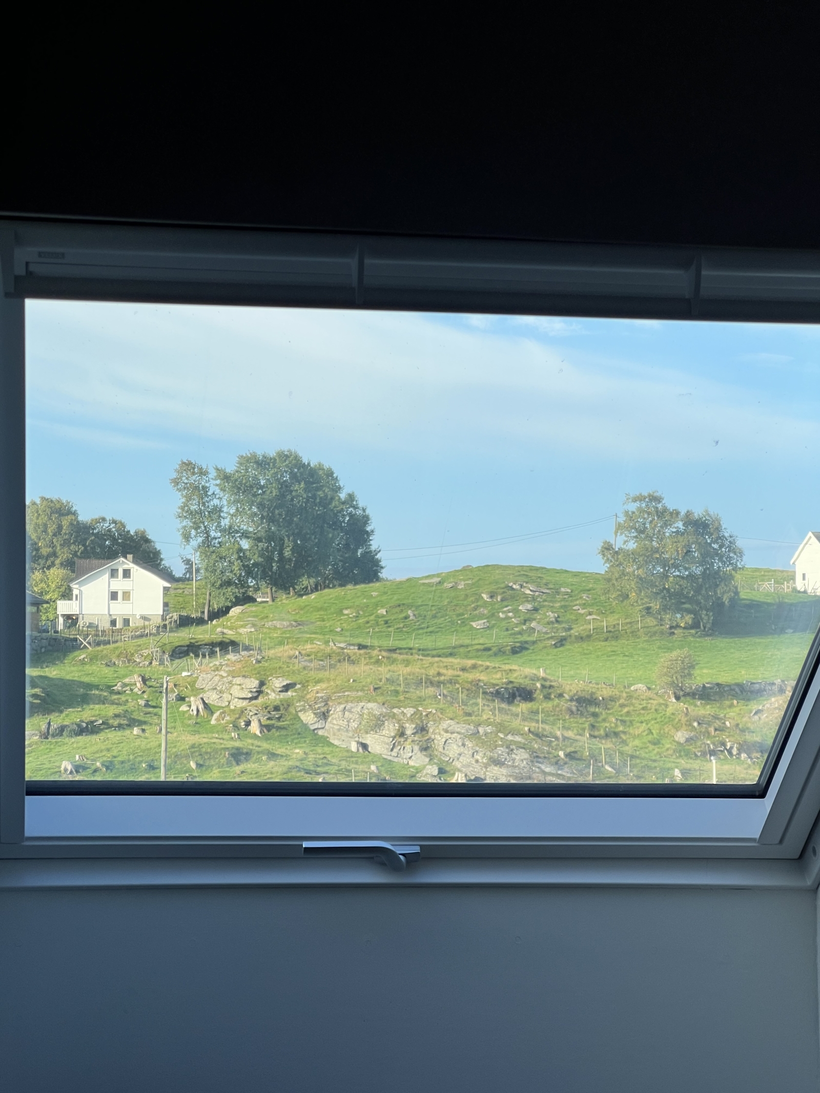 Penthouse mit Terrasse, Kai, Ruderboot auf der Finnøy.