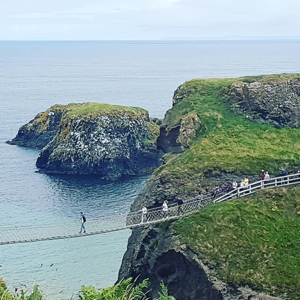 Verbonden met de kliffen door een touwbrug over de Atlantische Oceaan, Carrick-a-Rede Island (de thu ...