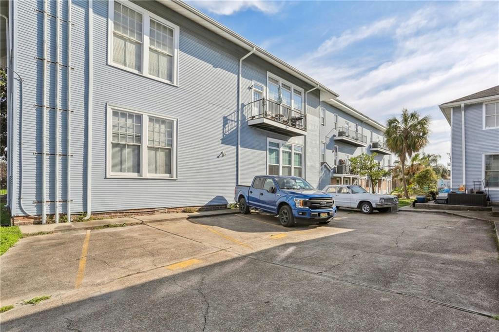 Vaga de estacionamento atribuída no estacionamento fechado abaixo da unidade. O caminhão azul é atri ...