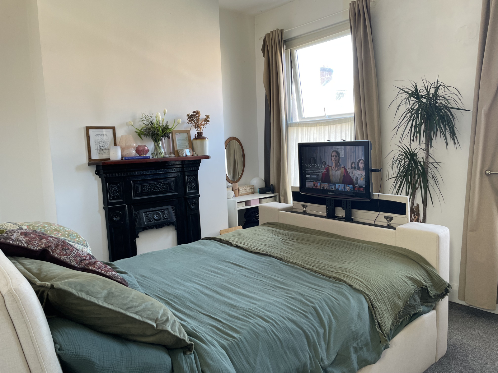 TV bed with all streaming platforms